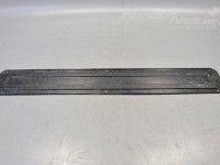 Volkswagen Amarok Laatikko luukku rima Varaosakoodi: 2H5829763
Korityyppi: Pikap